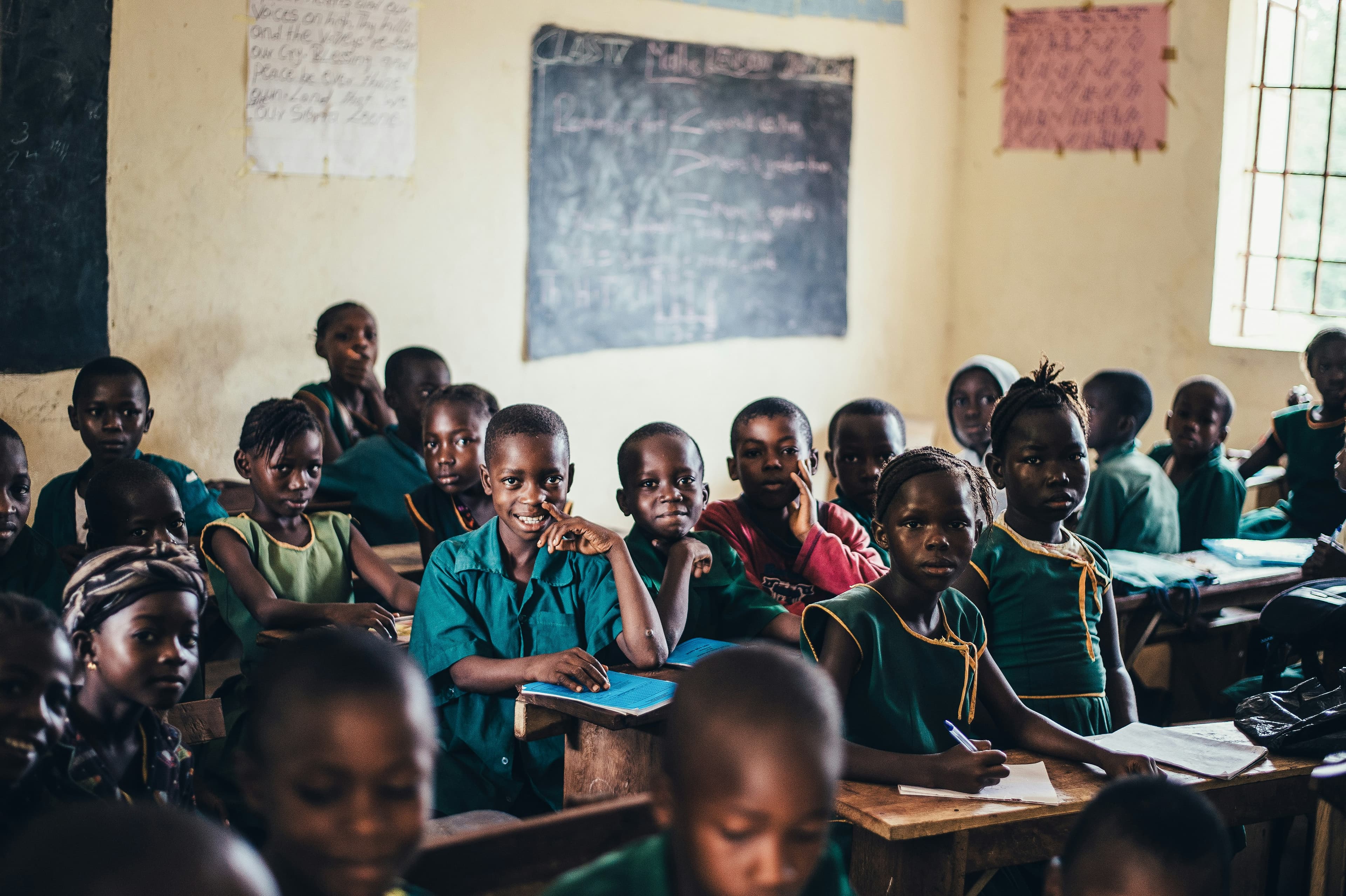Enseignant et élèves dans une école au Niger